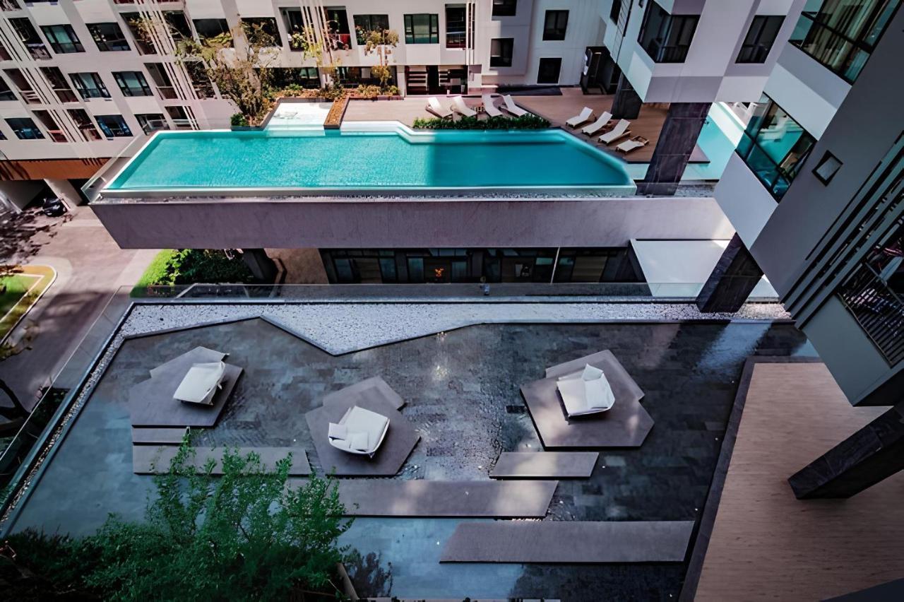 Amazing Infinity Pool Next To The Apartment Pattaya