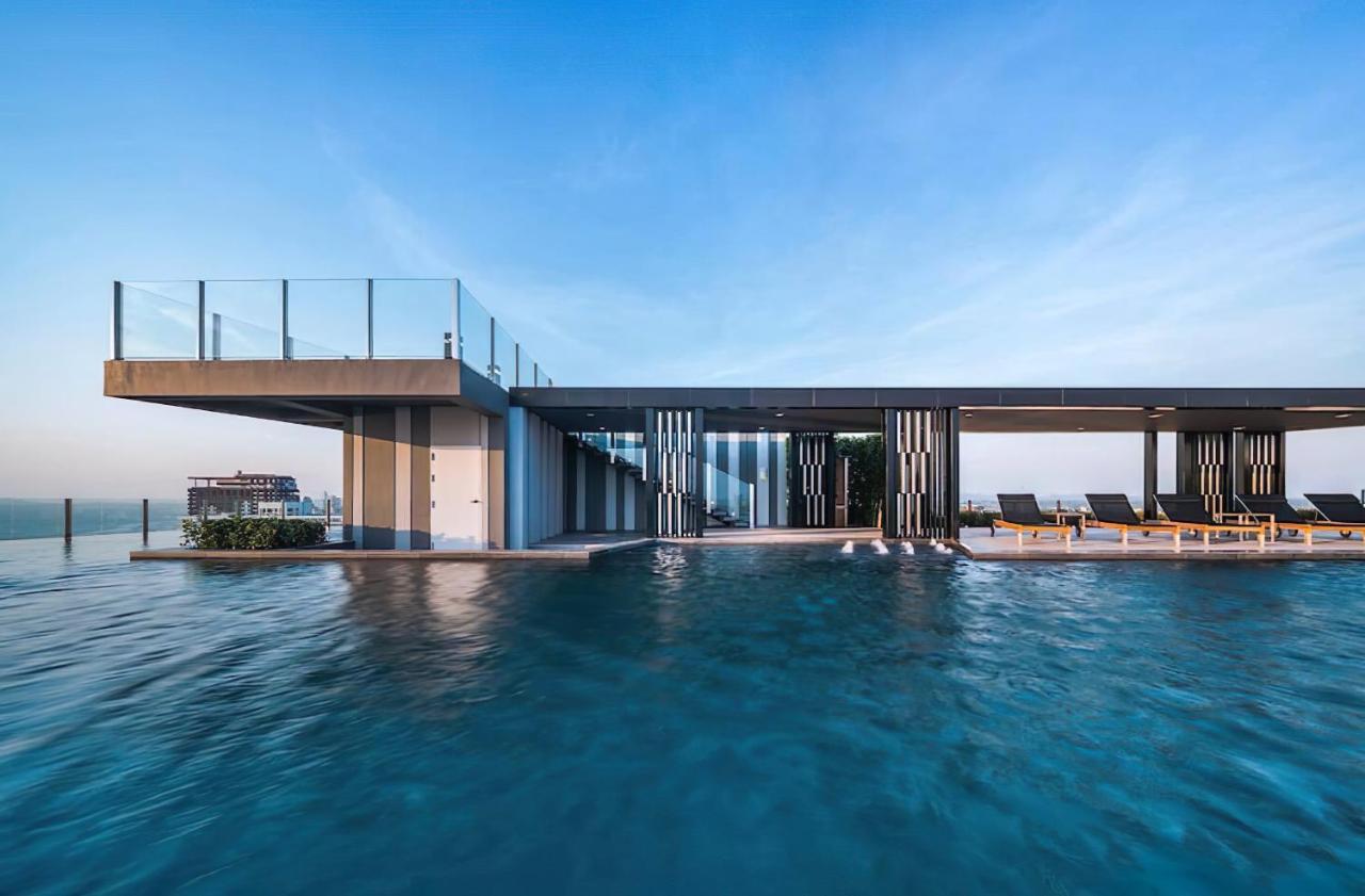Amazing Infinity Pool Next To The Apartment