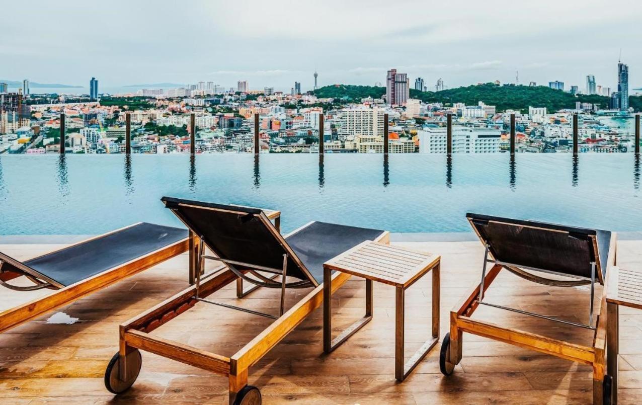 Amazing Infinity Pool Next To The Apartment