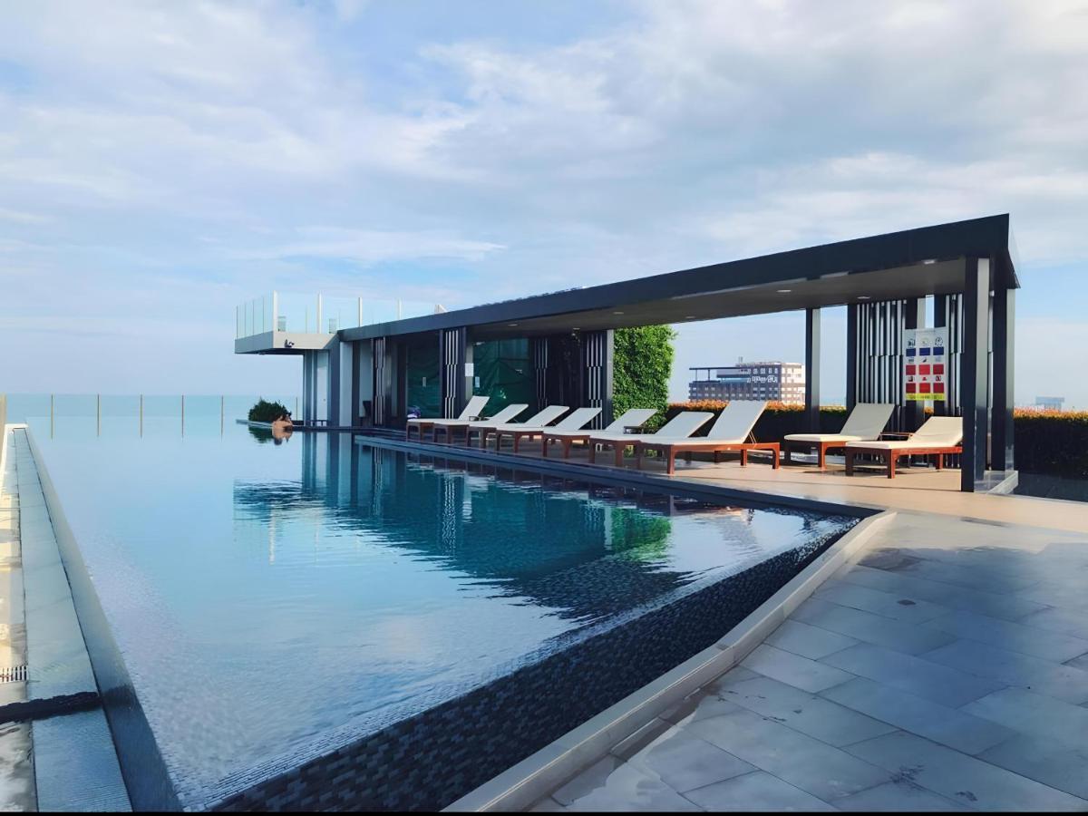 Amazing Infinity Pool Next To The Apartment Pattaya