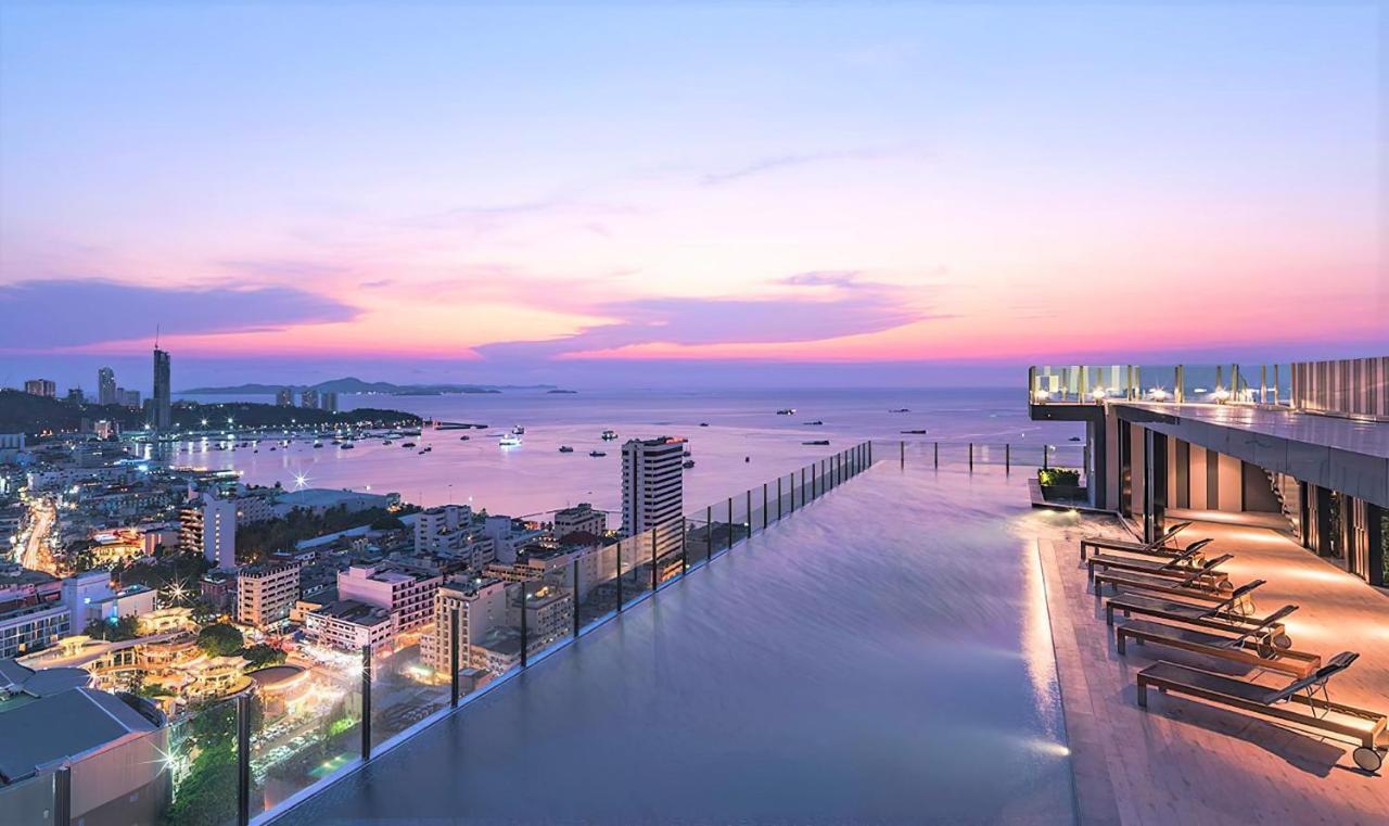 Amazing Infinity Pool Next To The Apartment