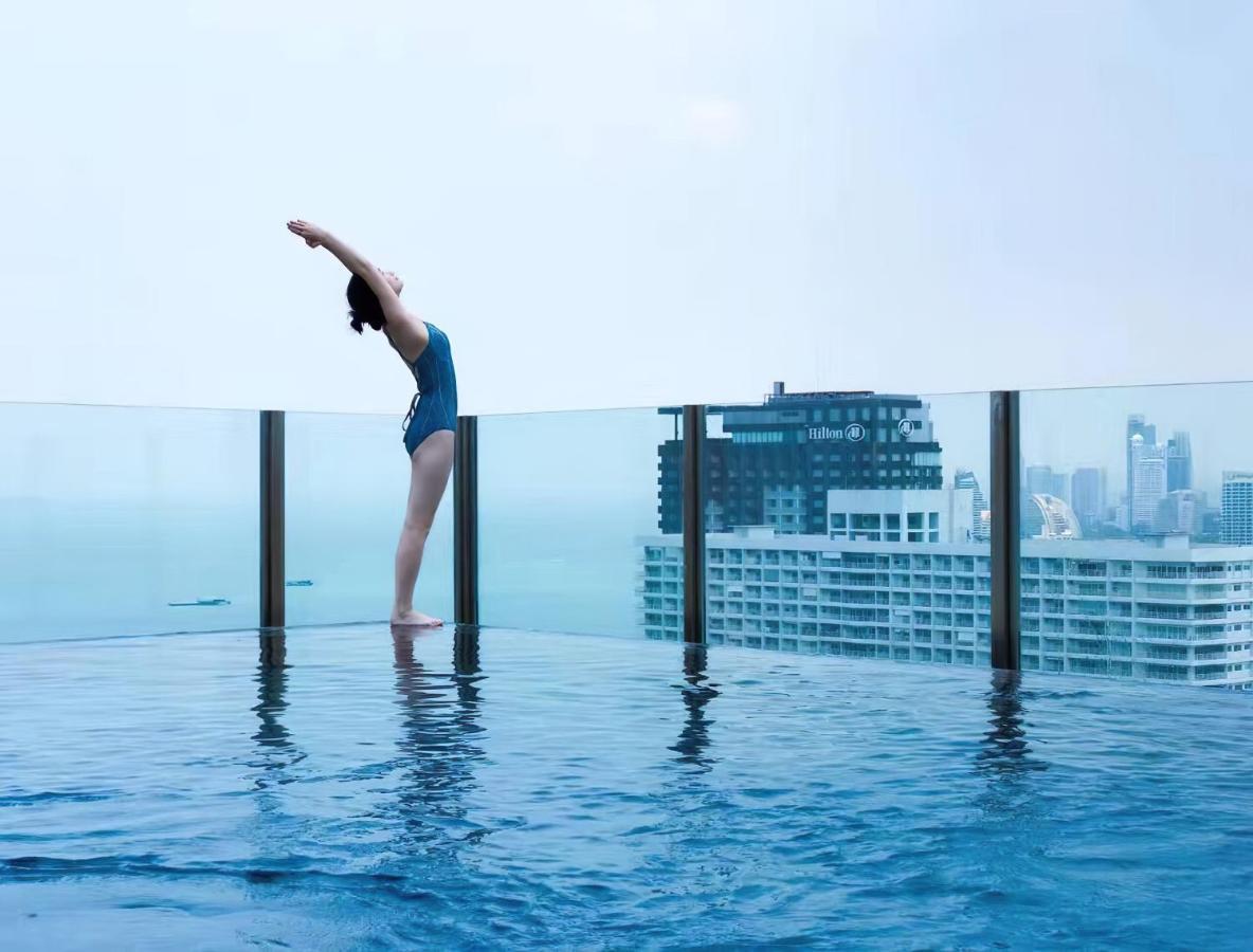 Amazing Infinity Pool Next To The Apartment Pattaya