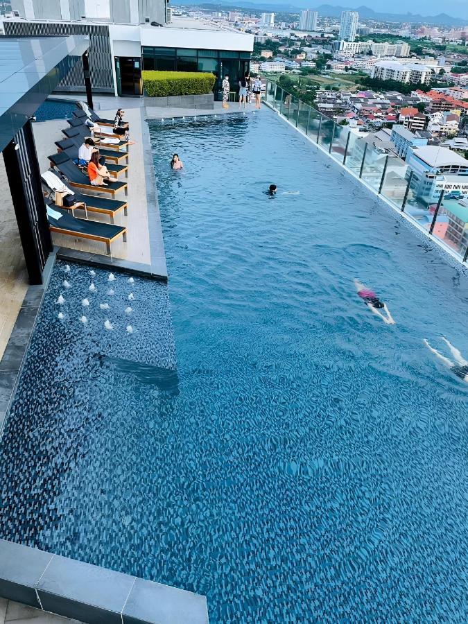 Amazing Infinity Pool Next To The Apartment